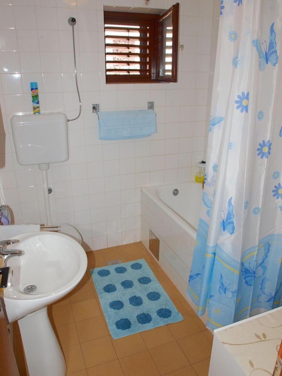 Apartments Mirja - 100M From The Beach & Parking Trogir Exteriör bild